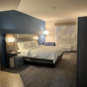King Suite Jetted Tub
